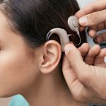 O que é um implante coclear?