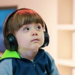 Wie wirkt sich ein Hörschaden bei Kindern in jungen Jahren aus?