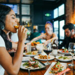 Comer fuera si eres discapacitado auditivo: consejos inteligentes para una velada agradable