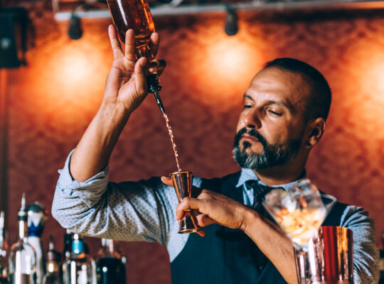 Werken in de horeca: zijn oordoppen verstandig?