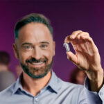 Oticon Intent™ miniBTE R - Le modèle haut de gamme d’Oticon, désormais également disponible en tant qu’instrument de contour d’oreille.