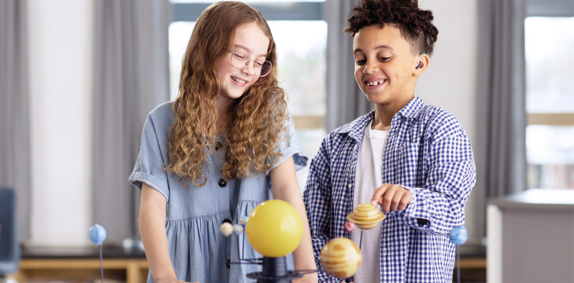 Onderhoud de hoortoestellen van je kind (ook op school) met de Phonak Pediatric Care Kit