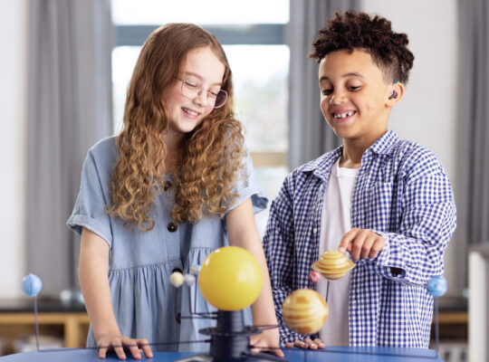 Onderhoud de hoortoestellen van je kind (ook op school) met de Phonak Pediatric Care Kit