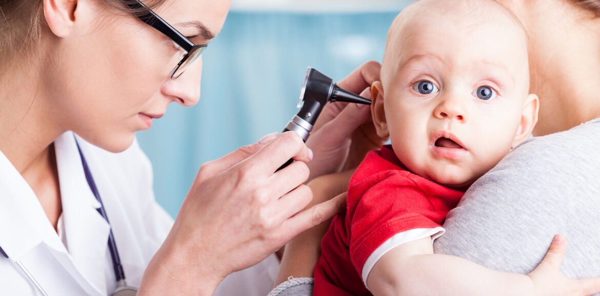 Wanneer moet ik het gehoor van mijn baby laten controleren, en door wie?