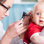 Wanneer moet ik het gehoor van mijn baby laten controleren, en door wie?