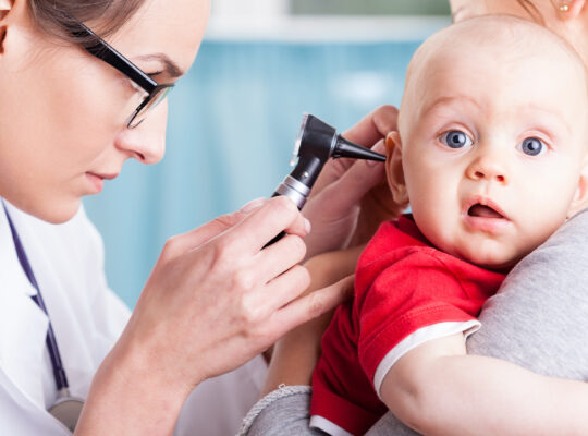 Wanneer moet ik het gehoor van mijn baby laten controleren, en door wie?