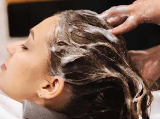 Shampoo, haarlak en zeep: wat zijn de gevaren voor je gehoor?