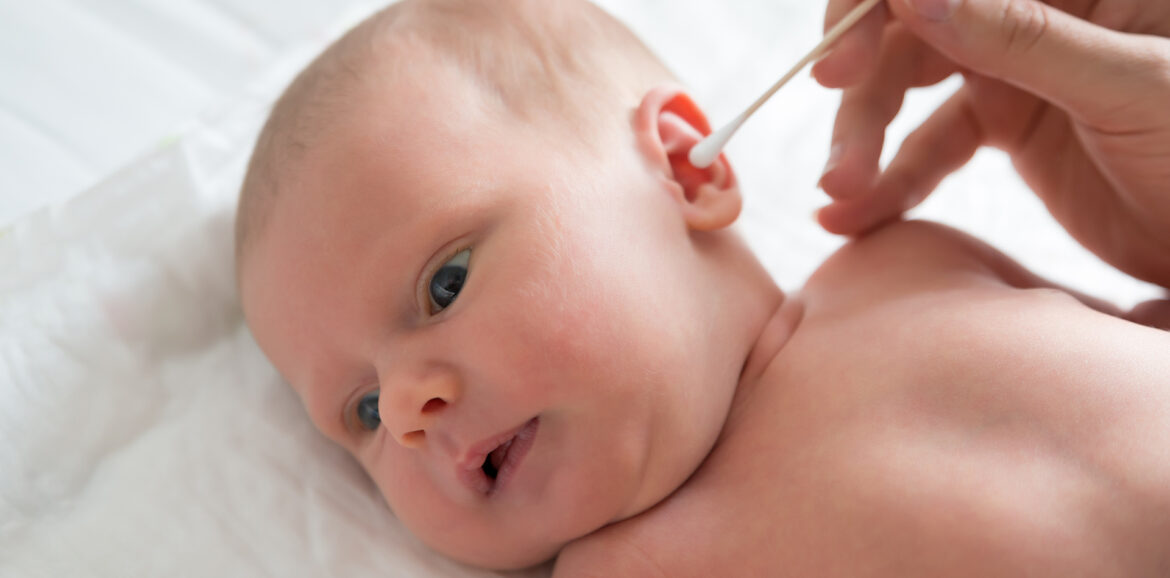 De oren van je baby schoonmaken met een wattenstaafje? Absoluut NIET doen!
