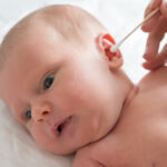 De oren van je baby schoonmaken met een wattenstaafje? Absoluut NIET doen!