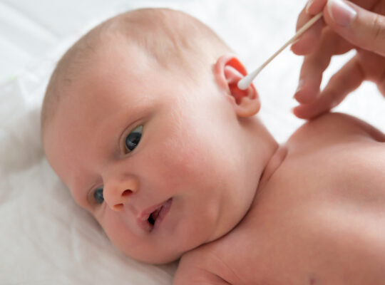 De oren van je baby schoonmaken met een wattenstaafje? Absoluut NIET doen!